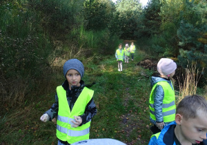07 Dzieci sprzątają las